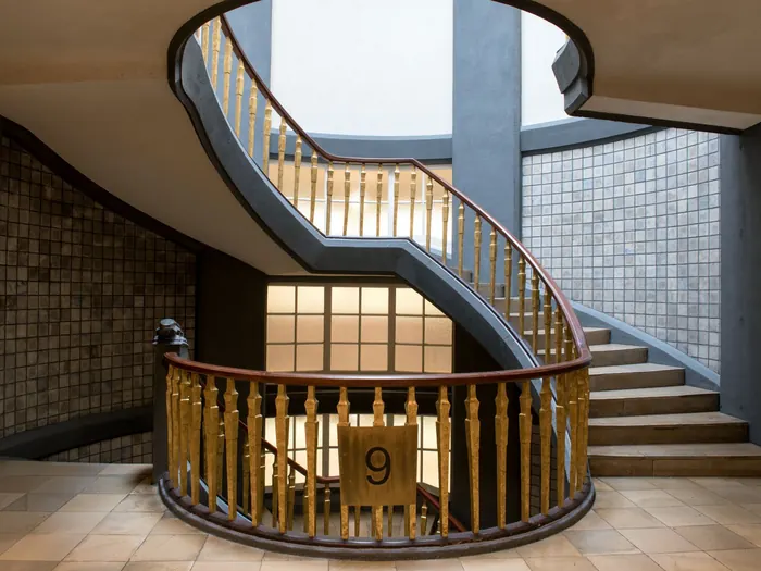 Cage d’escalier ancienne avec rampe en bois