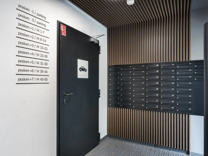 Hall d’entrée d’immeuble avec boîtes aux lettres