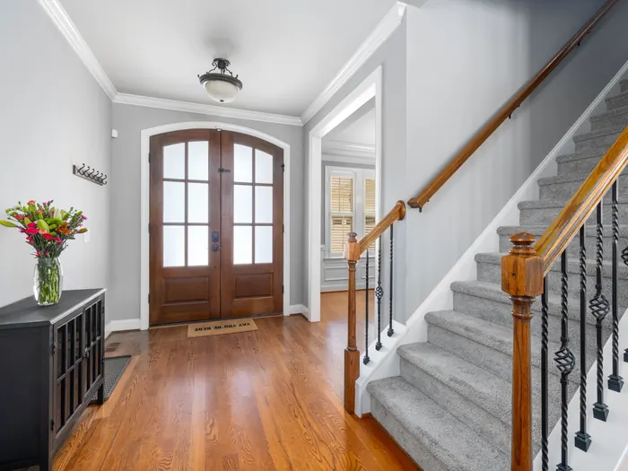 Palier d’immeuble avec escalier et tapis