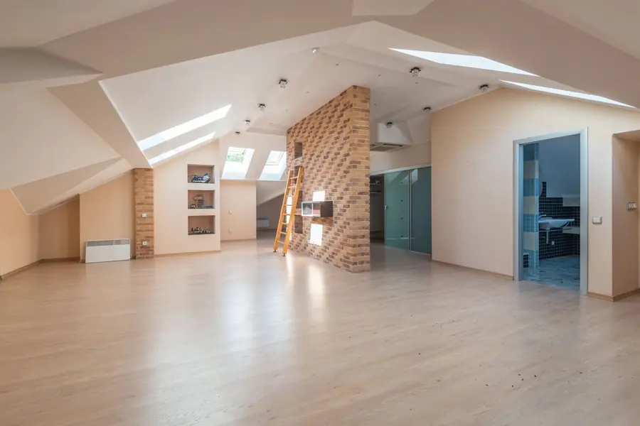 Appartement sous les toits rénové et lumineux