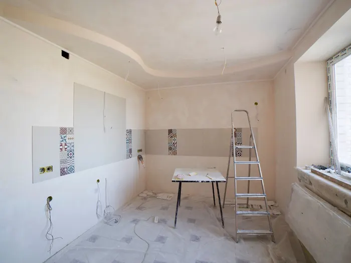 Pièce en fin de rénovation avec escabeau