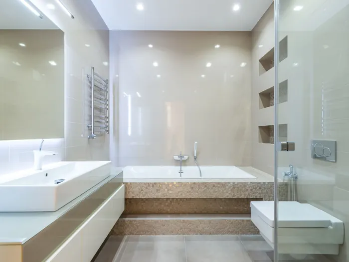 Salle de bain neuve et lumineuse
