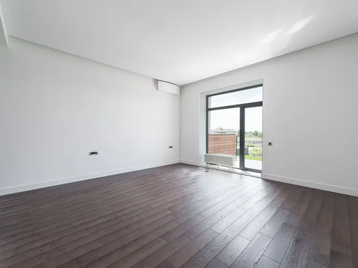 Pièce rénovée avec parquet foncé