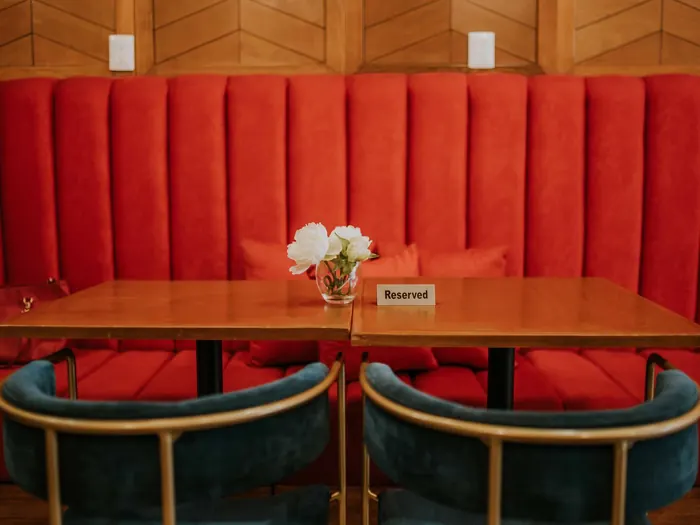 Banquette rouge en velours dans un restaurant