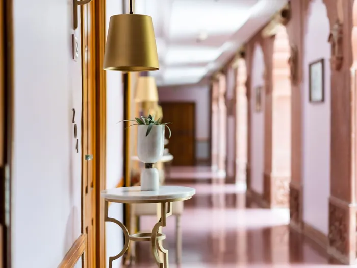 Couloir d’hôtel lumineux