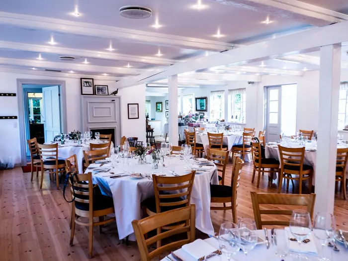 Salle de restaurant lumineuse aux nappes blanches