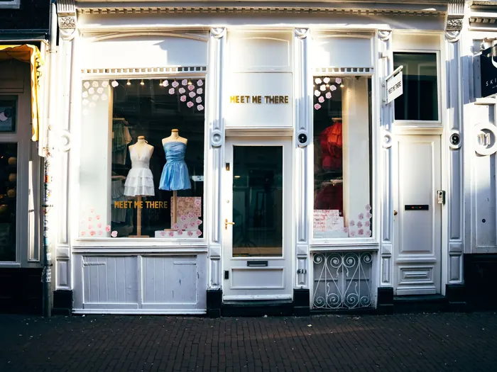 Devanture blanche d’une boutique
