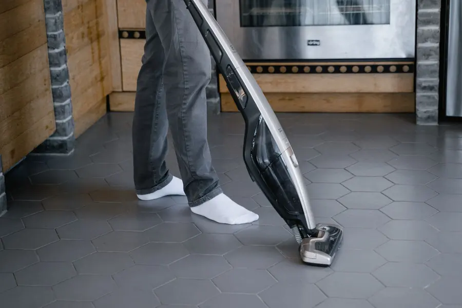 Aspiration d’un sol en carreaux dans des bureaux