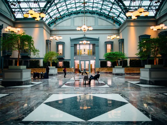 Grand hall au sol en marbre brillant