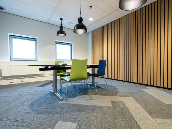 Bureau coloré avec moquette en dalles