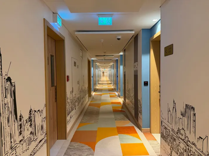 Couloir d’hôtel avec moquette colorée