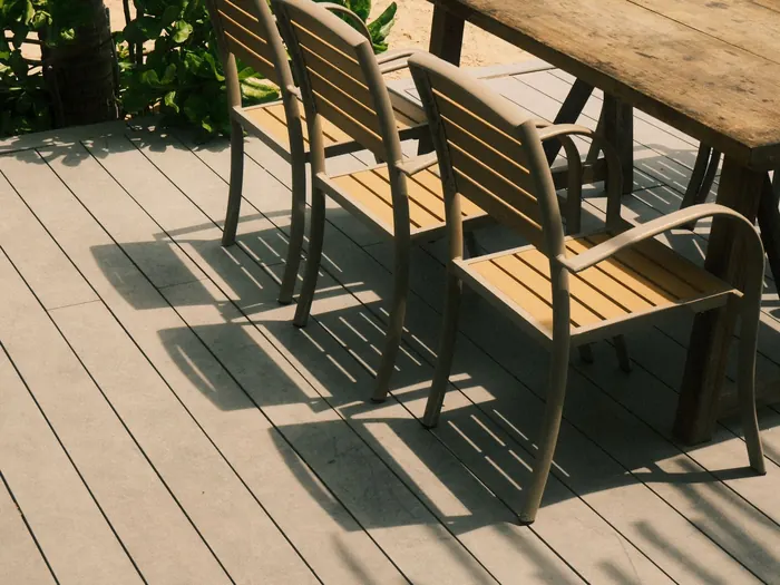 Terrasse en bois avec chaises au soleil
