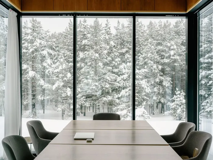 Salle de réunion entourée de grandes baies vitrées
