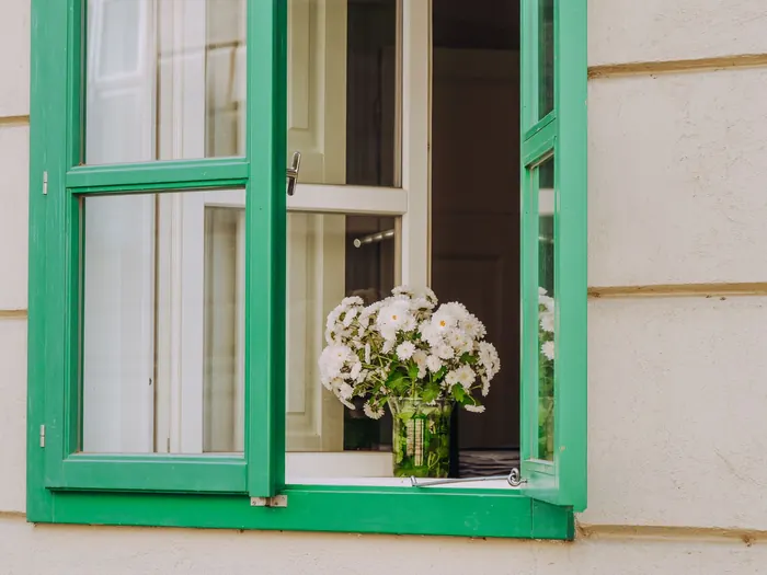 Fenêtre verte avec un bouquet de fleurs