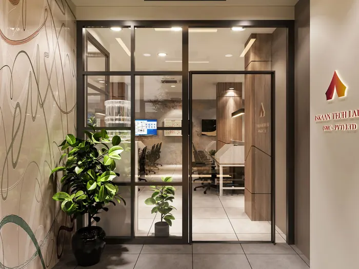 Entrée vitrée d’un immeuble avec des plantes