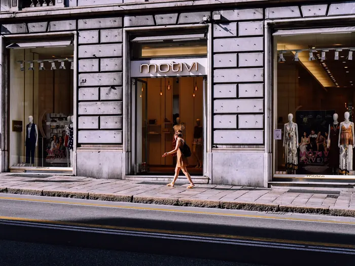 Façade en pierre avec vitrines de boutiques